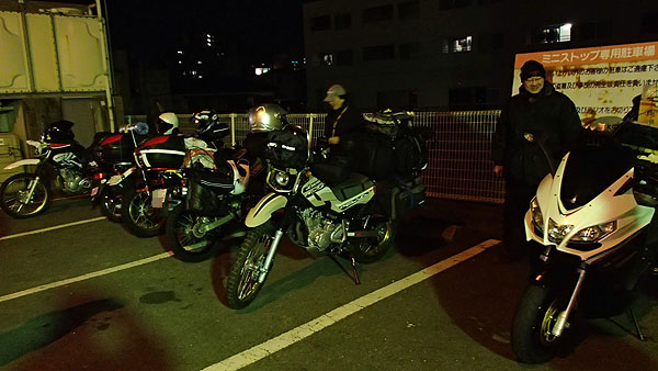 コンビニの駐車場にて